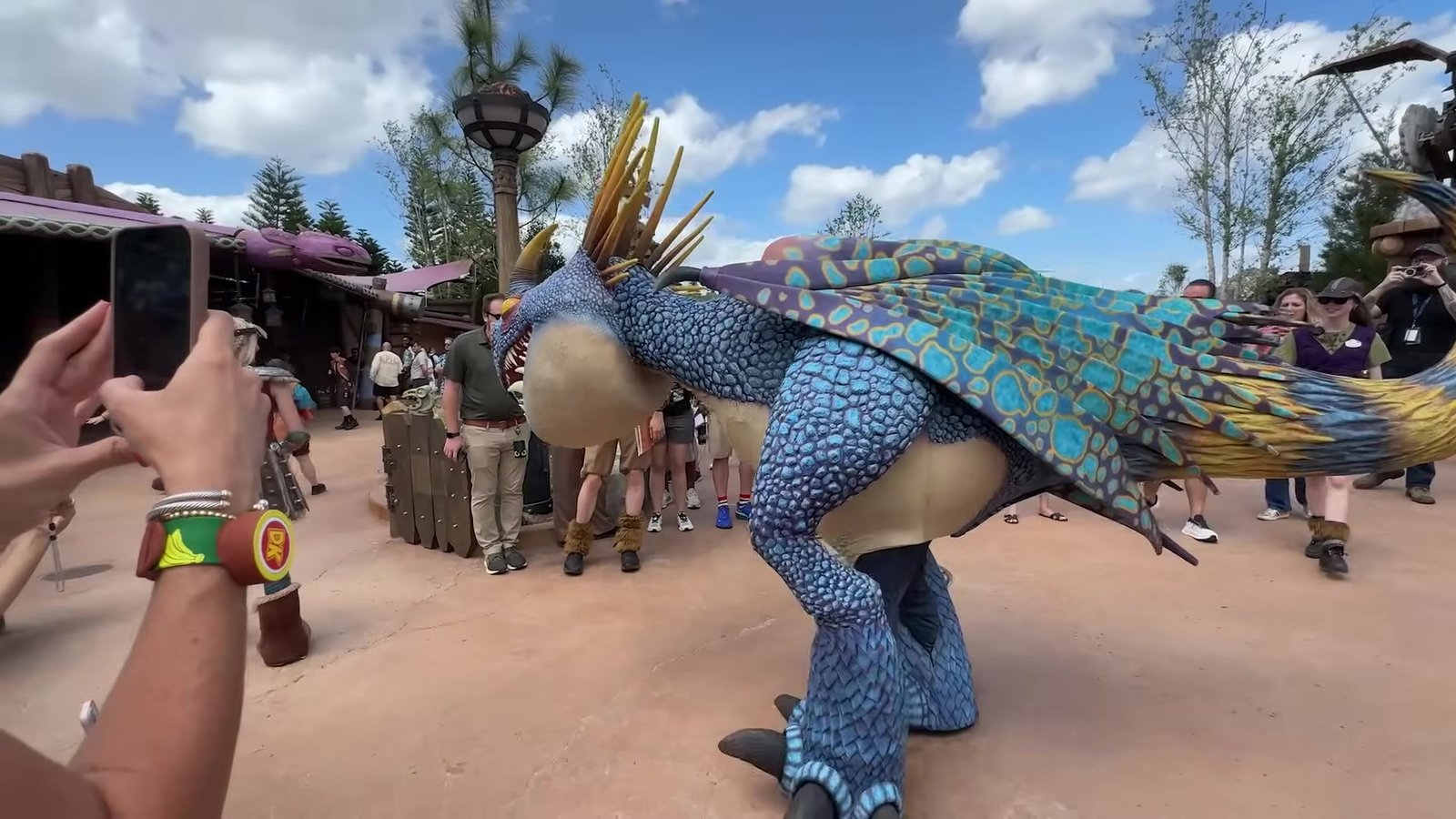 Dragão Tempestade, da Isle of Berk, andando entre os visitantes no Epic Universe