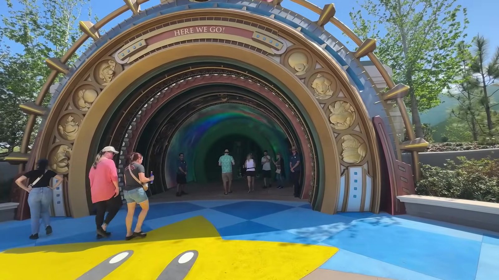 Portal do Super Nintendo World no Epic Universe com o cano verde e o letreiro Here We Go