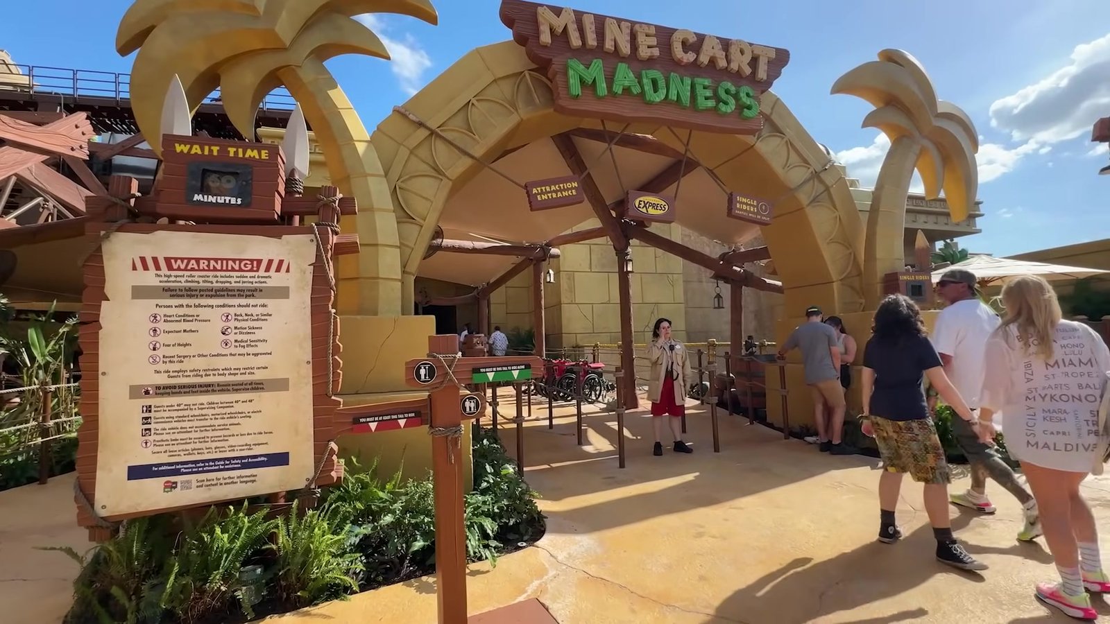 Entrada da montanha-russa Mine-Cart Madness do Donkey Kong com o painel de tempo de fila