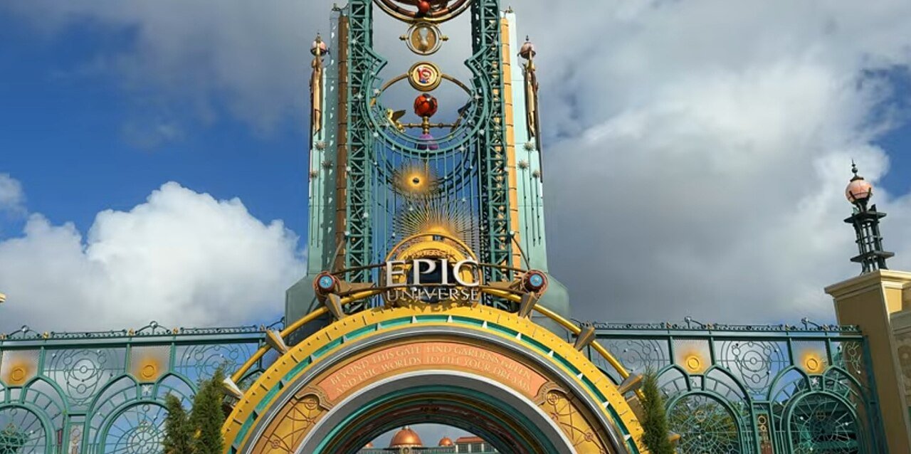 Portão de entrada do Epic Universe com a torre e o letreiro do parque