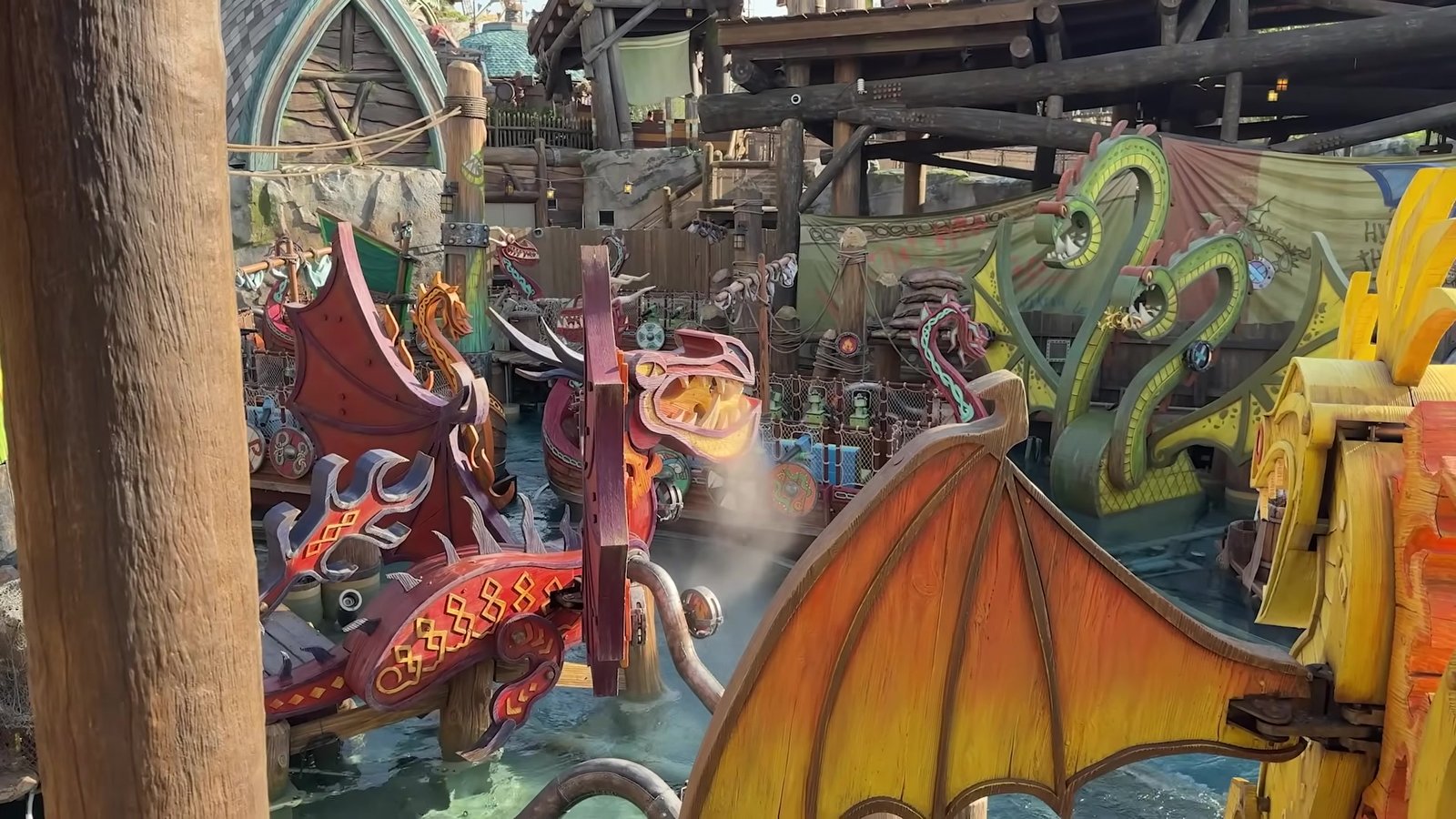 Navios vikings e estátuas de dragões coloridos na Isle of Berk do Epic Universe