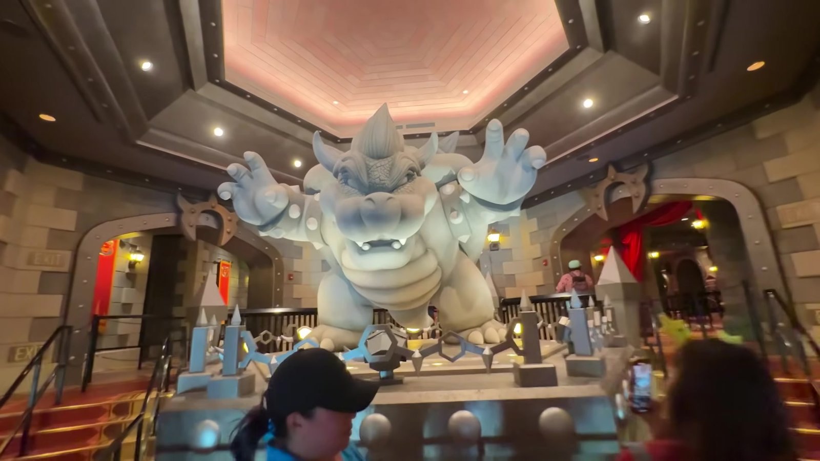 Estátua gigante do Bowser na entrada da atração do Mario Kart na Super Nintendo World