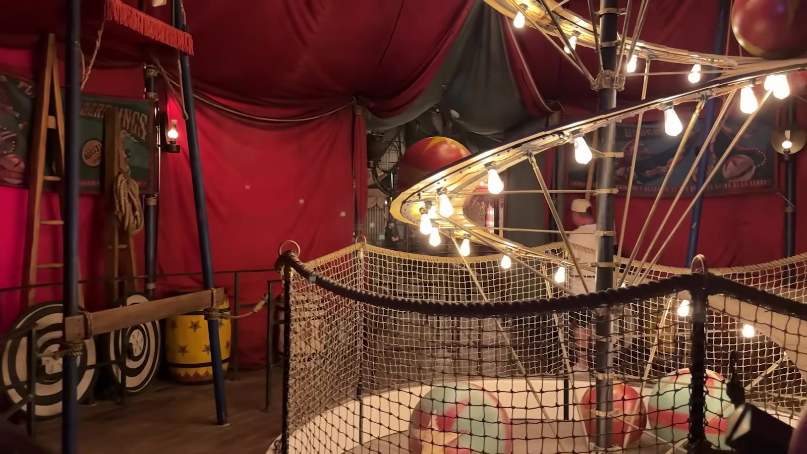 Tenda de circo com luzes e redes do Le Cirque Arcanus na área do Ministério da Magia