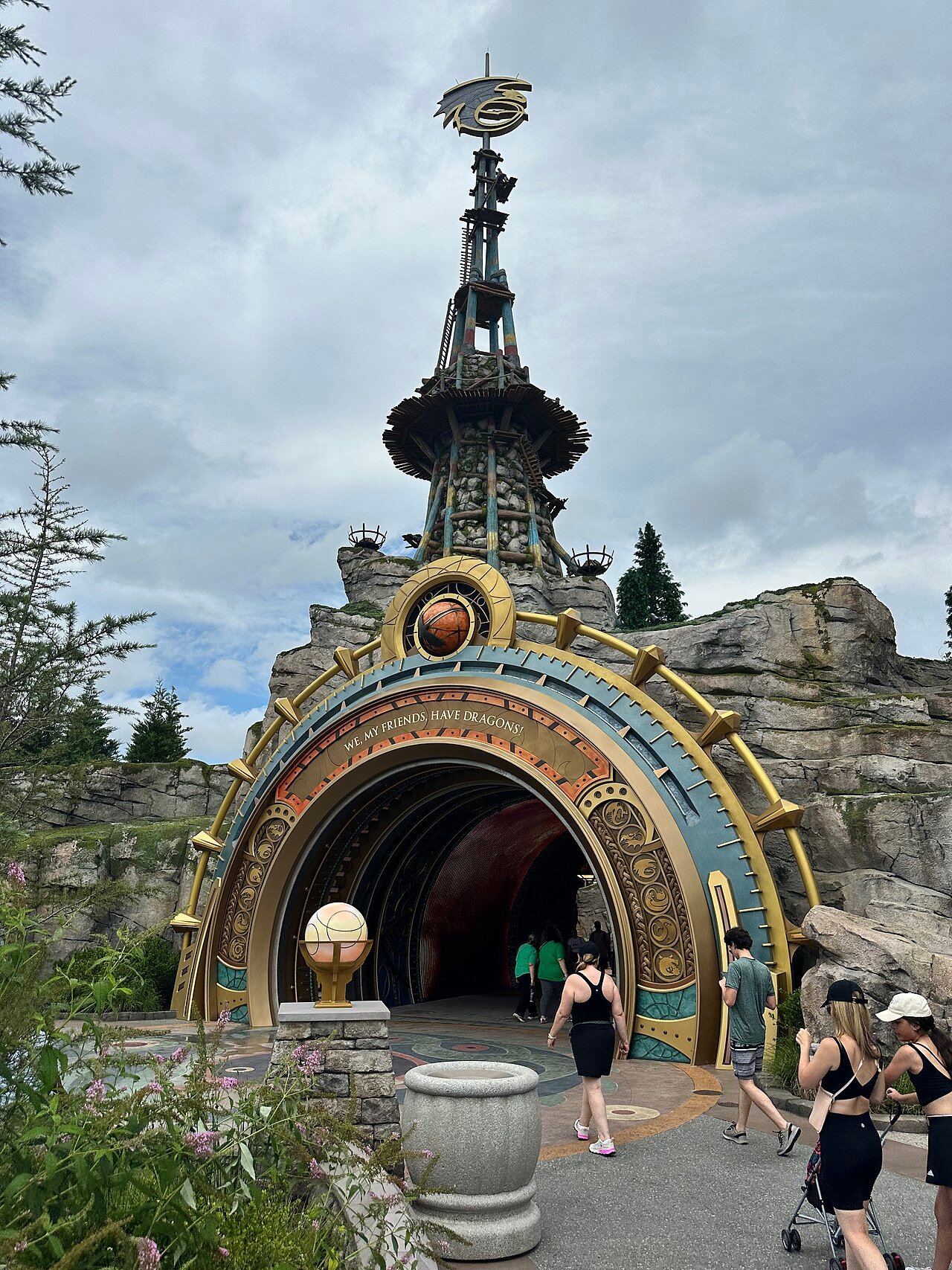 Portal de entrada da Ilha de Berk no Epic Universe, área de Como Treinar o Seu Dragão