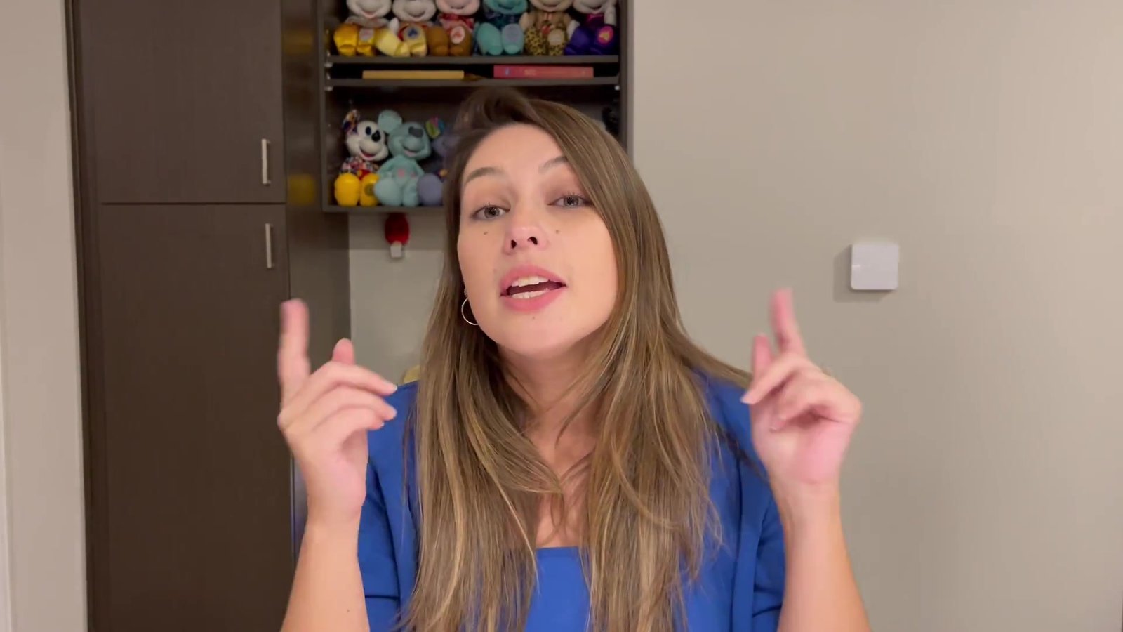 Gabi do Turistorlando explicando no vídeo por que pesquisar o mês da viagem antes de fechar a data