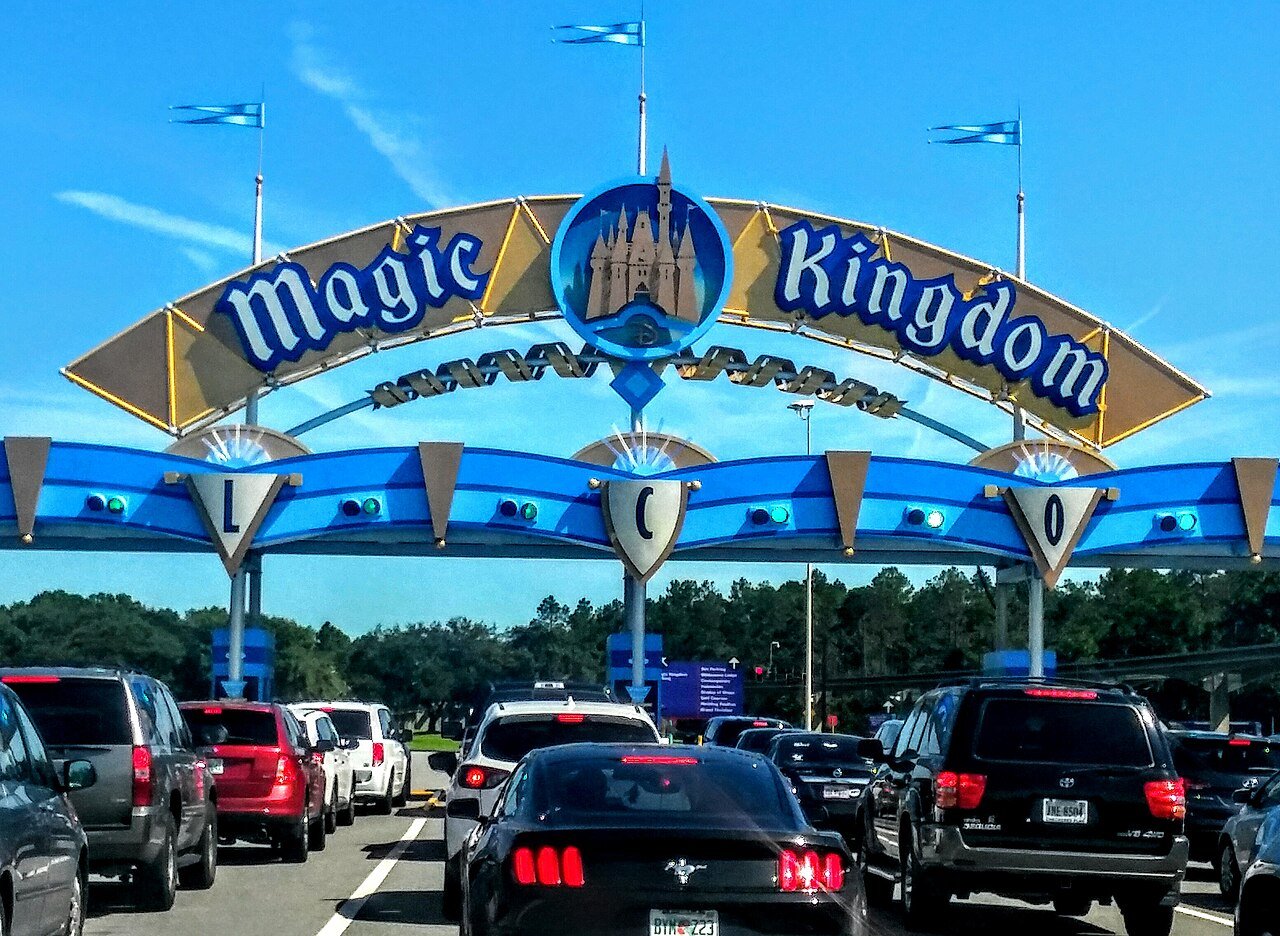 Portal de entrada do Magic Kingdom visto do carro na fila do estacionamento