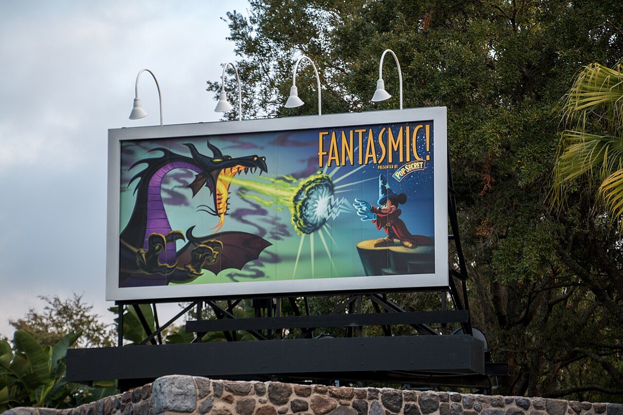 Placa do Fantasmic! na entrada do anfiteatro do Hollywood Studios