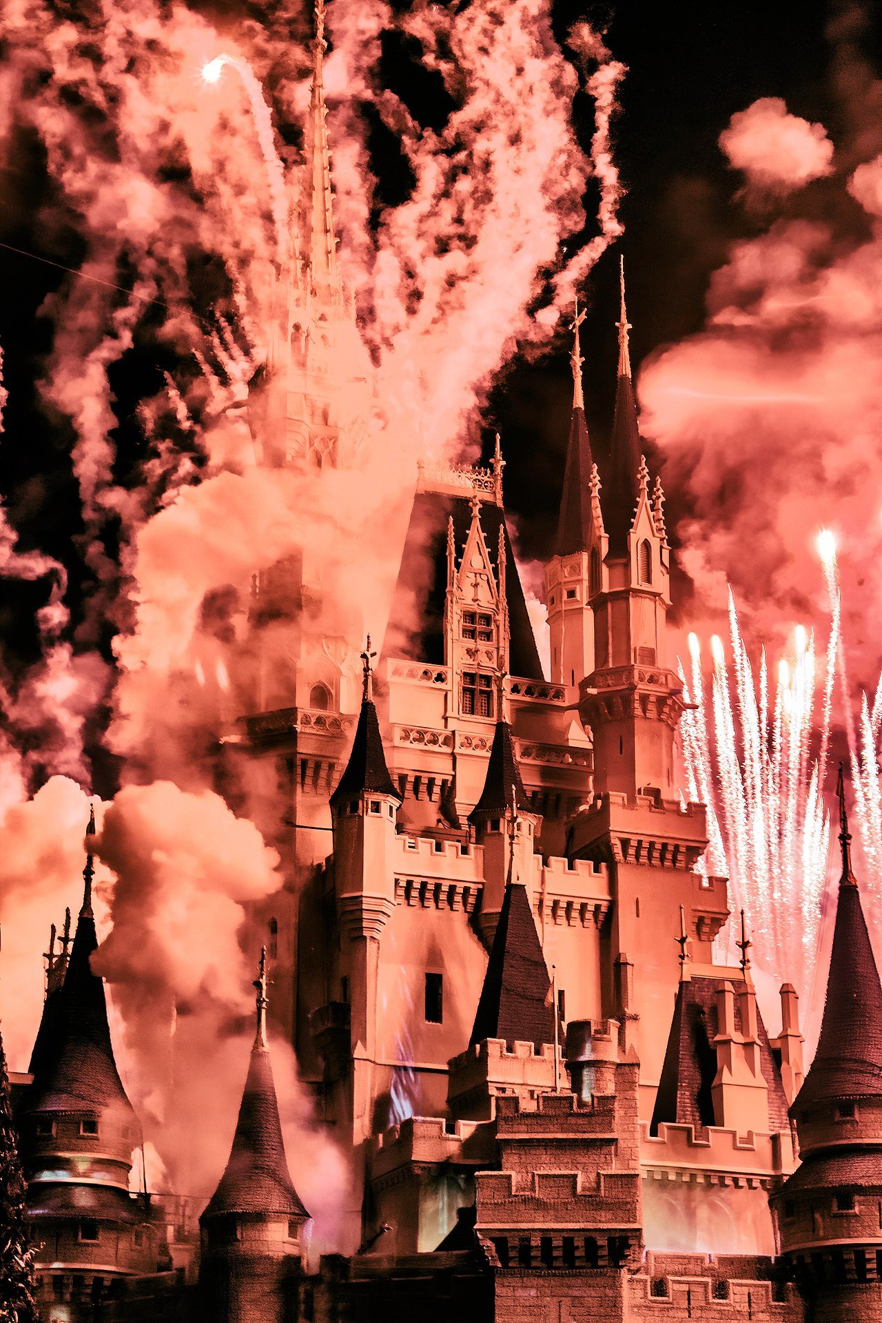 Fogos do Happily Ever After explodindo atrás do Castelo da Cinderela no Magic Kingdom