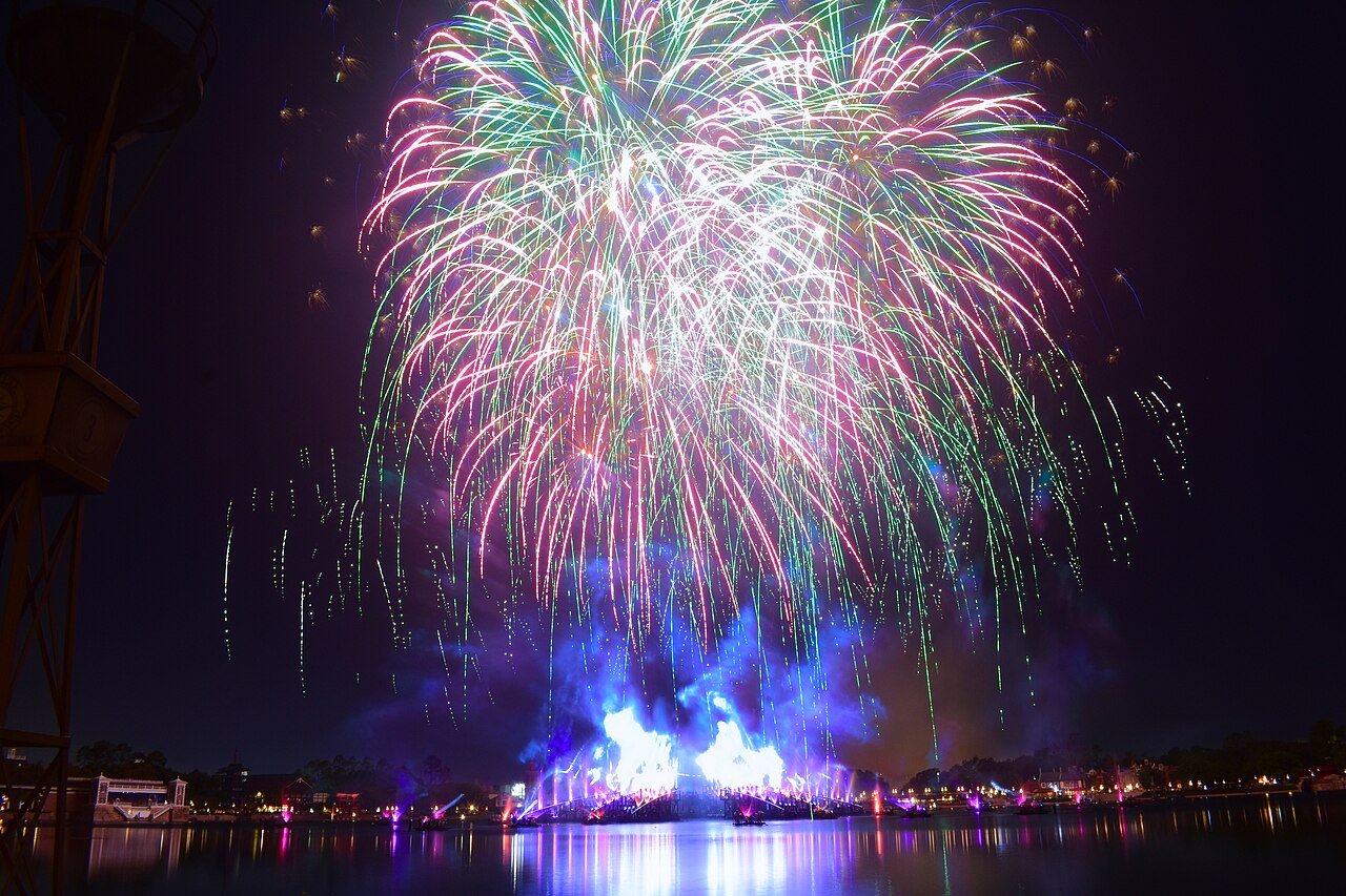 Fogos do show Luminous sobre o lago do World Showcase no Epcot