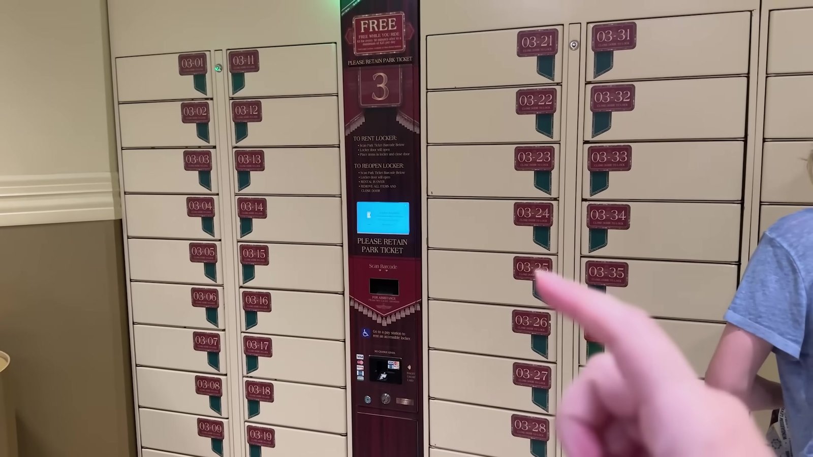 Armários gratuitos (lockers) na entrada de uma atração da Universal Orlando