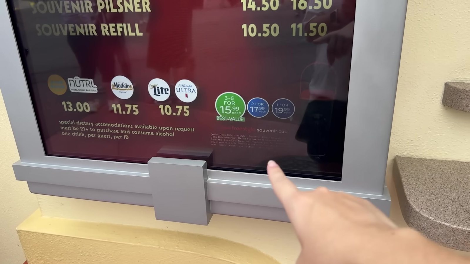 Tela de preços de bebidas da Universal Orlando com o Souvenir Refill, o copo refil