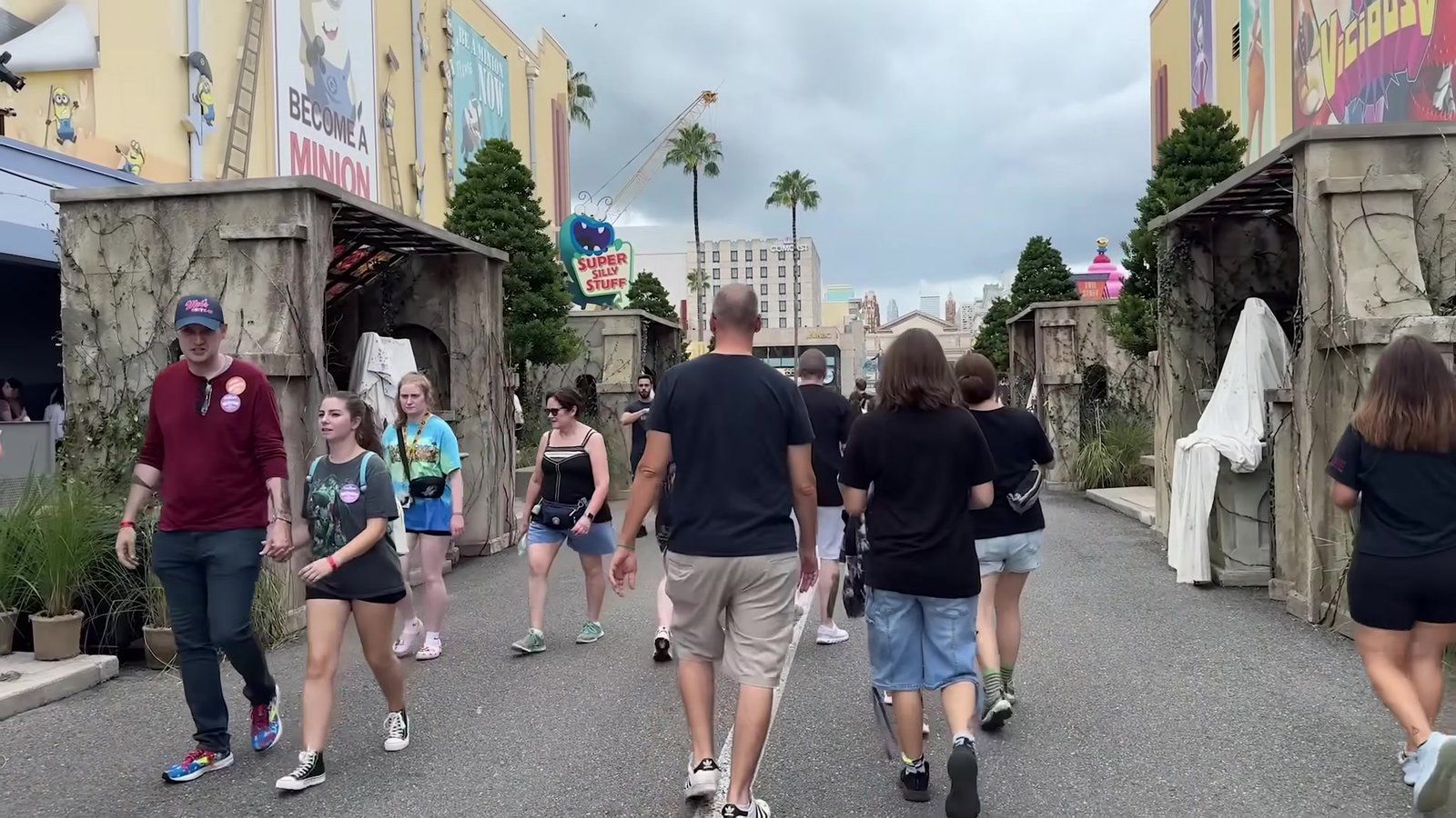 Fachadas das casas do Halloween Horror Nights montadas na Universal Studios Florida durante o dia