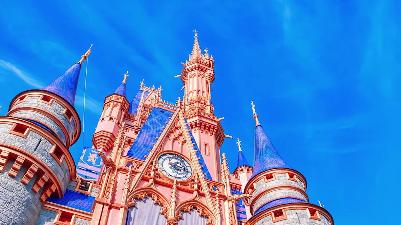 Castelo da Cinderela no Magic Kingdom com a pintura rosa e azul dos 50 anos