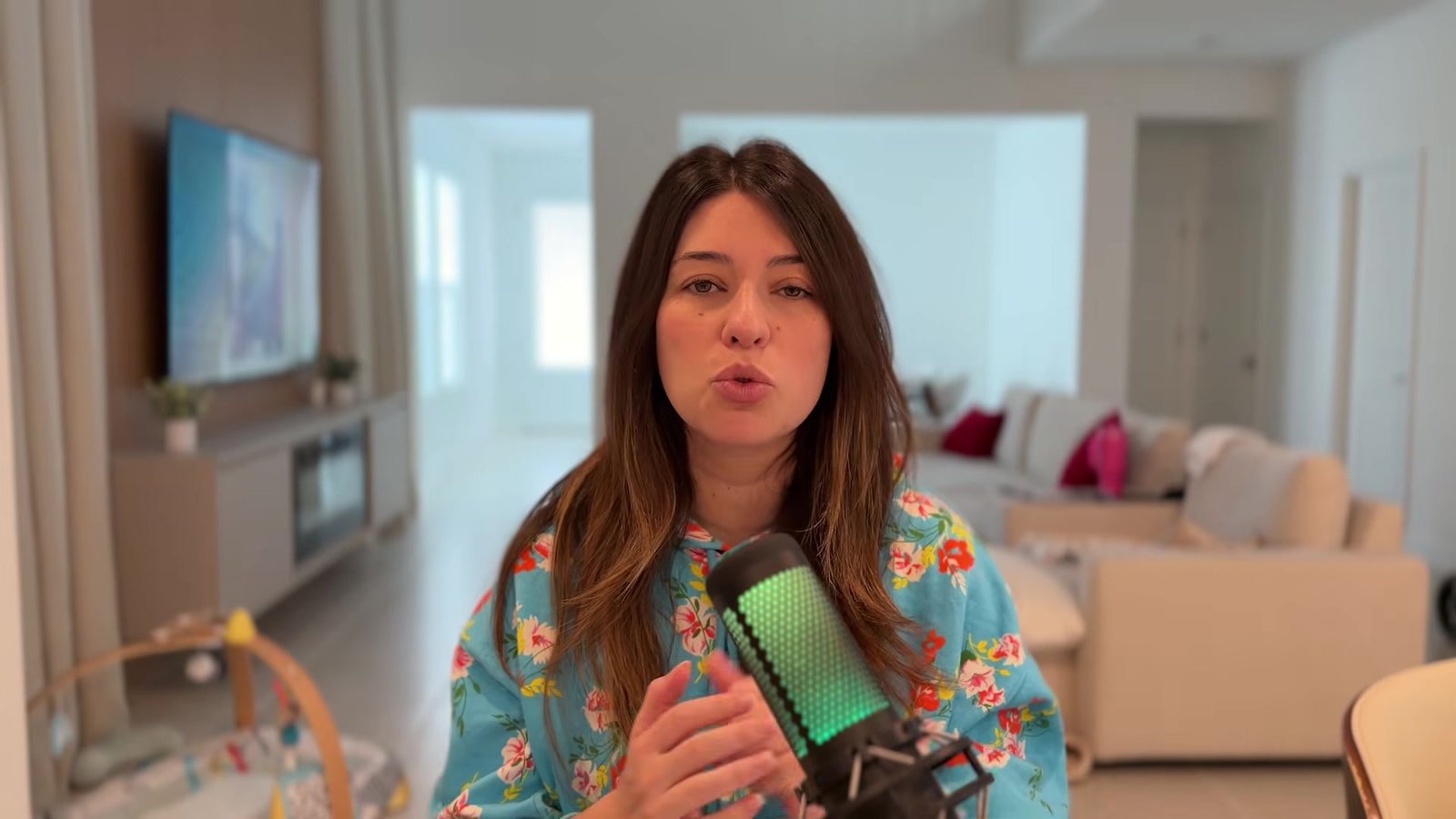 Gabi explicando no vídeo os erros mais comuns de quem viaja pra Orlando