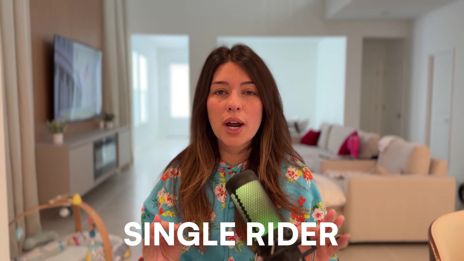 Gabi explicando o single rider no vídeo sobre a Disney em 2026