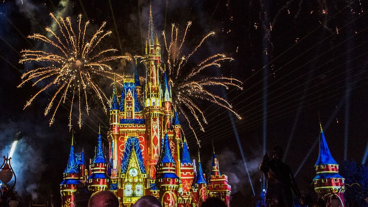 Fogos do show Happily Ever After sobre o castelo iluminado do Magic Kingdom