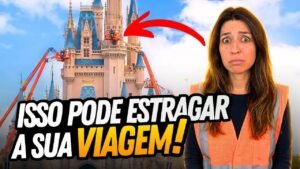Gabi de colete de obra na frente do castelo do Magic Kingdom com guindastes, sobre os erros que estragam a viagem
