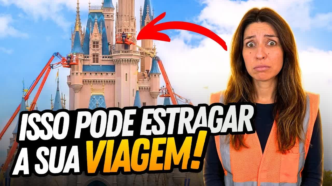 Gabi de colete de obra na frente do castelo do Magic Kingdom com guindastes, sobre os erros que estragam a viagem