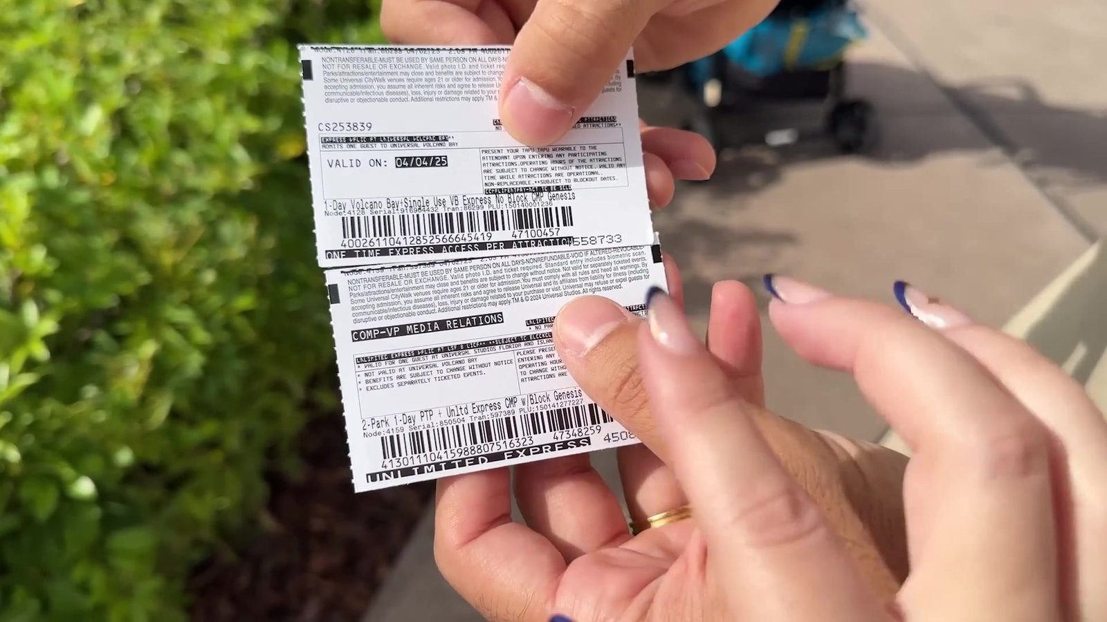 Ticket do Express Pass da Universal na mão, com a data e o código de barras