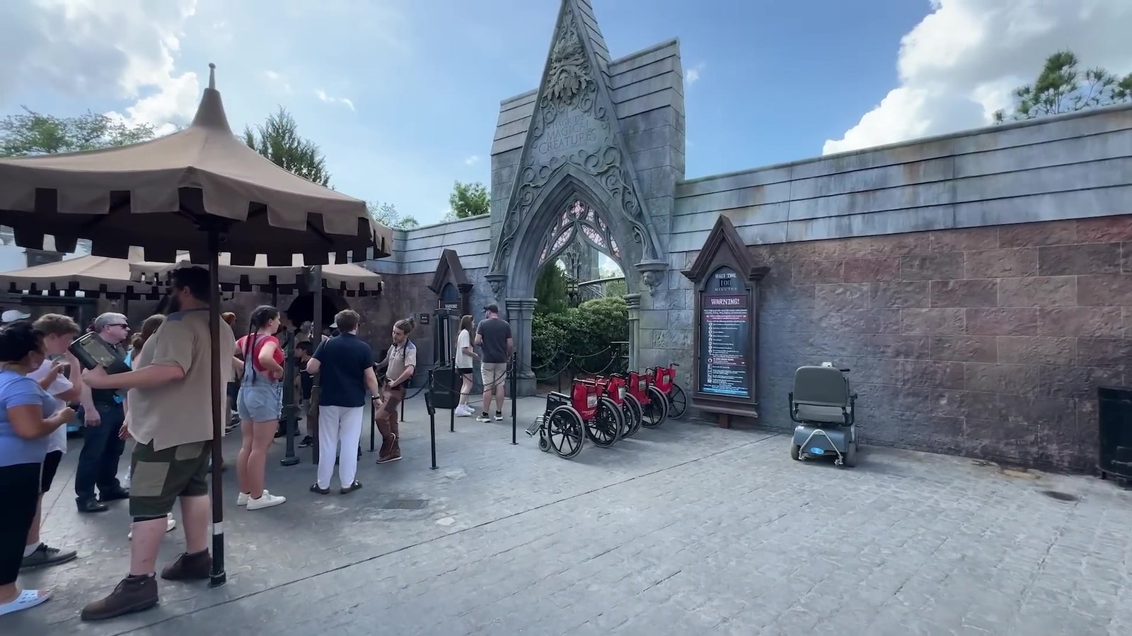 Entrada da fila da montanha-russa do Hagrid, com o público esperando na área externa