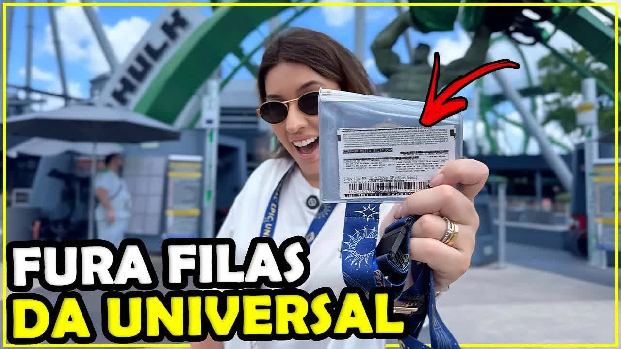 Gabi mostrando o ticket do Express Pass na frente da montanha-russa do Hulk