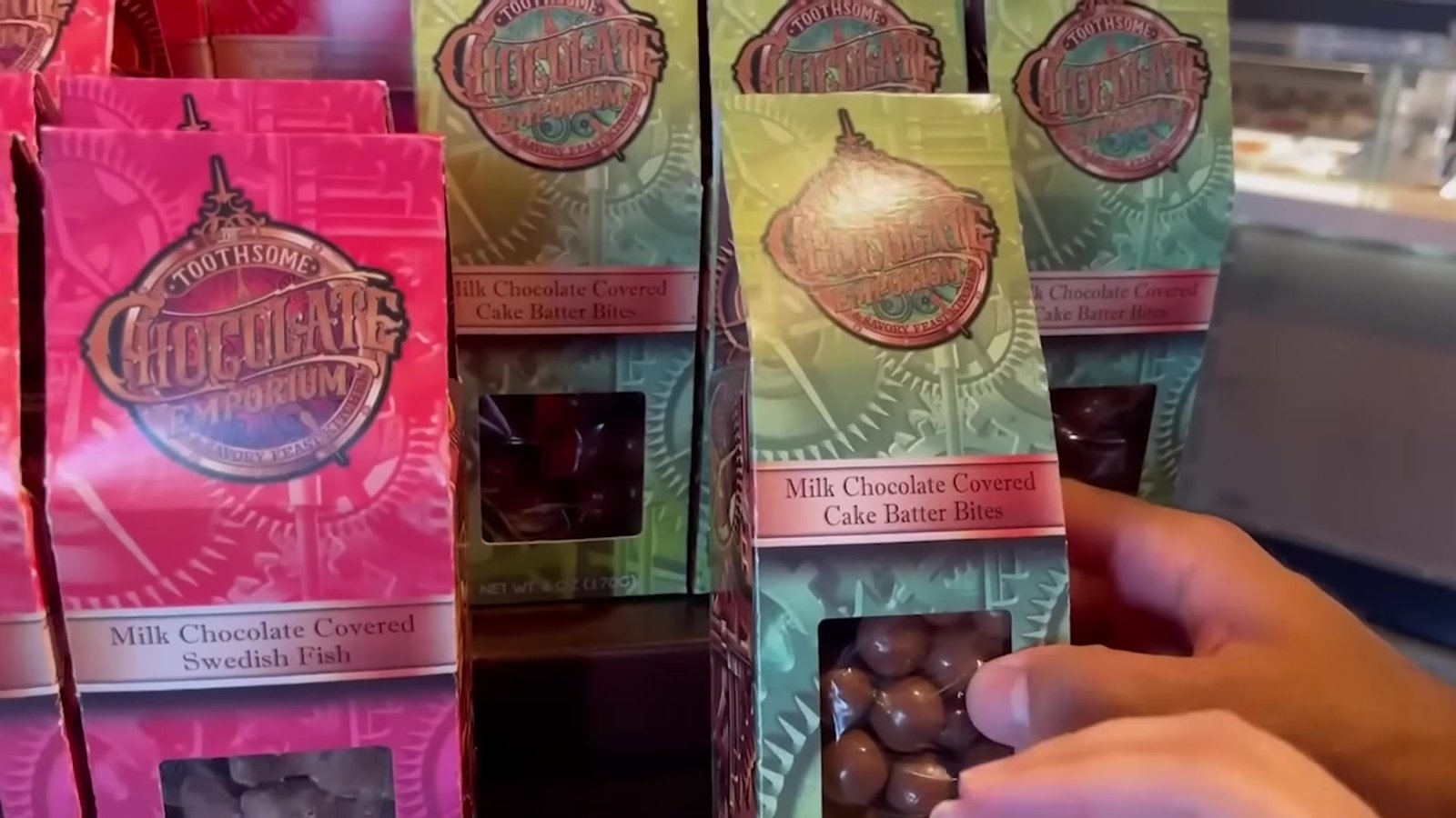 Sacos de Swedish Fish e Cake Batter Bites cobertos de chocolate ao leite