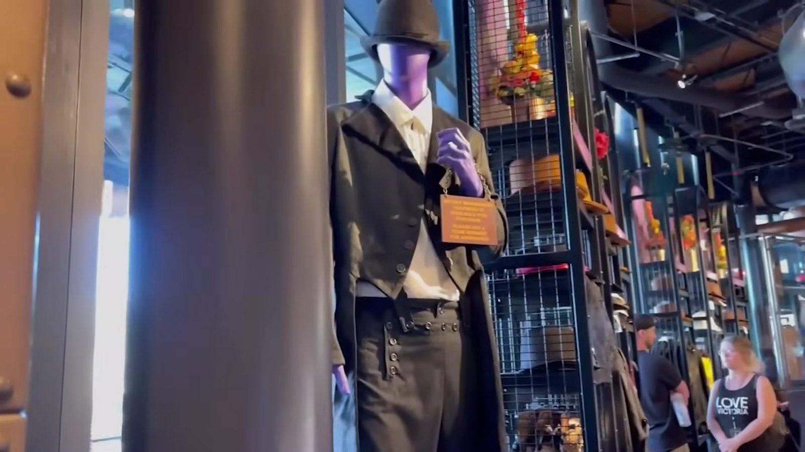 Manequim com figurino steampunk na loja da Toothsome