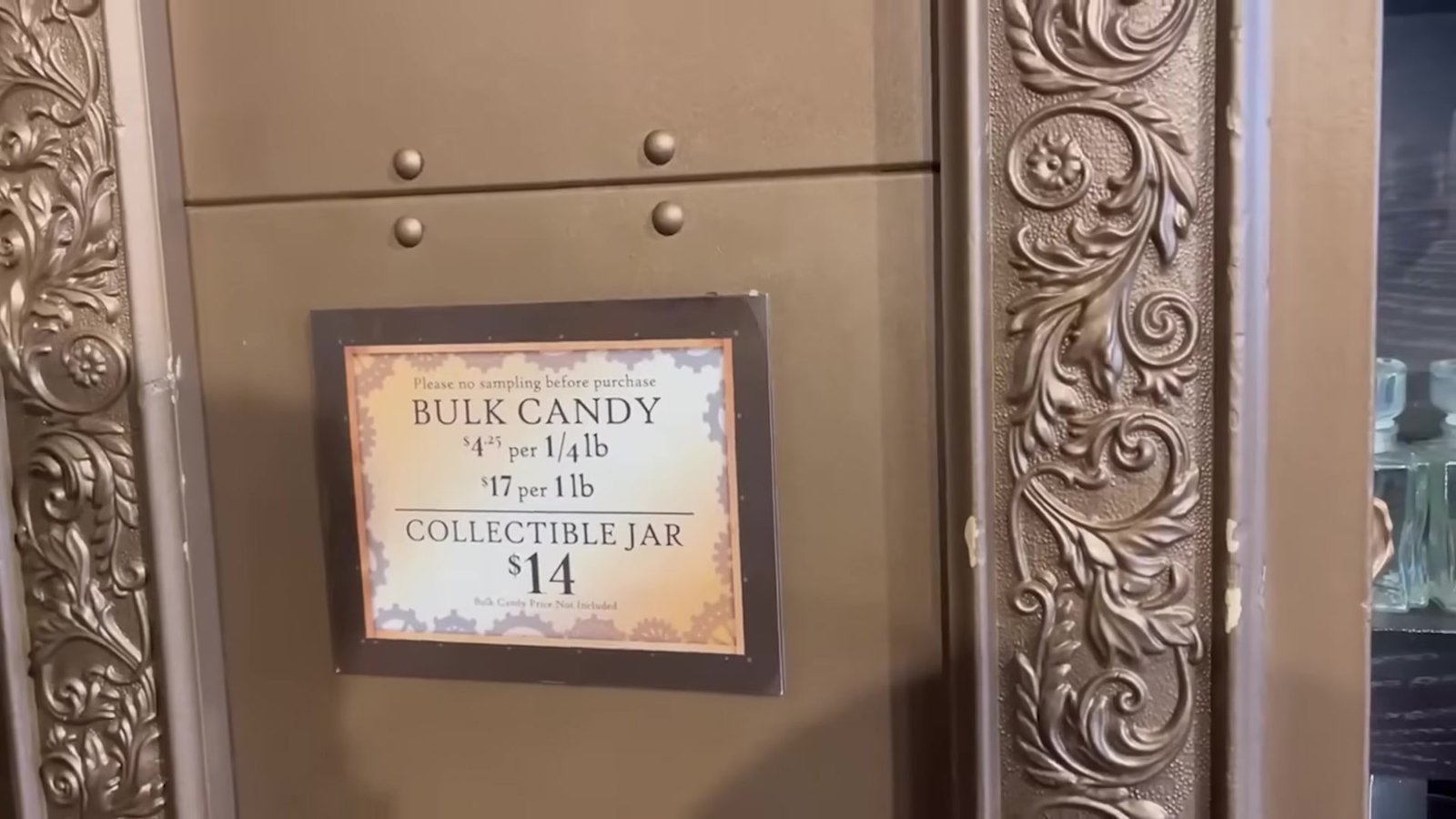 Placa de preços dos doces a granel na Toothsome: US$ 17 a libra