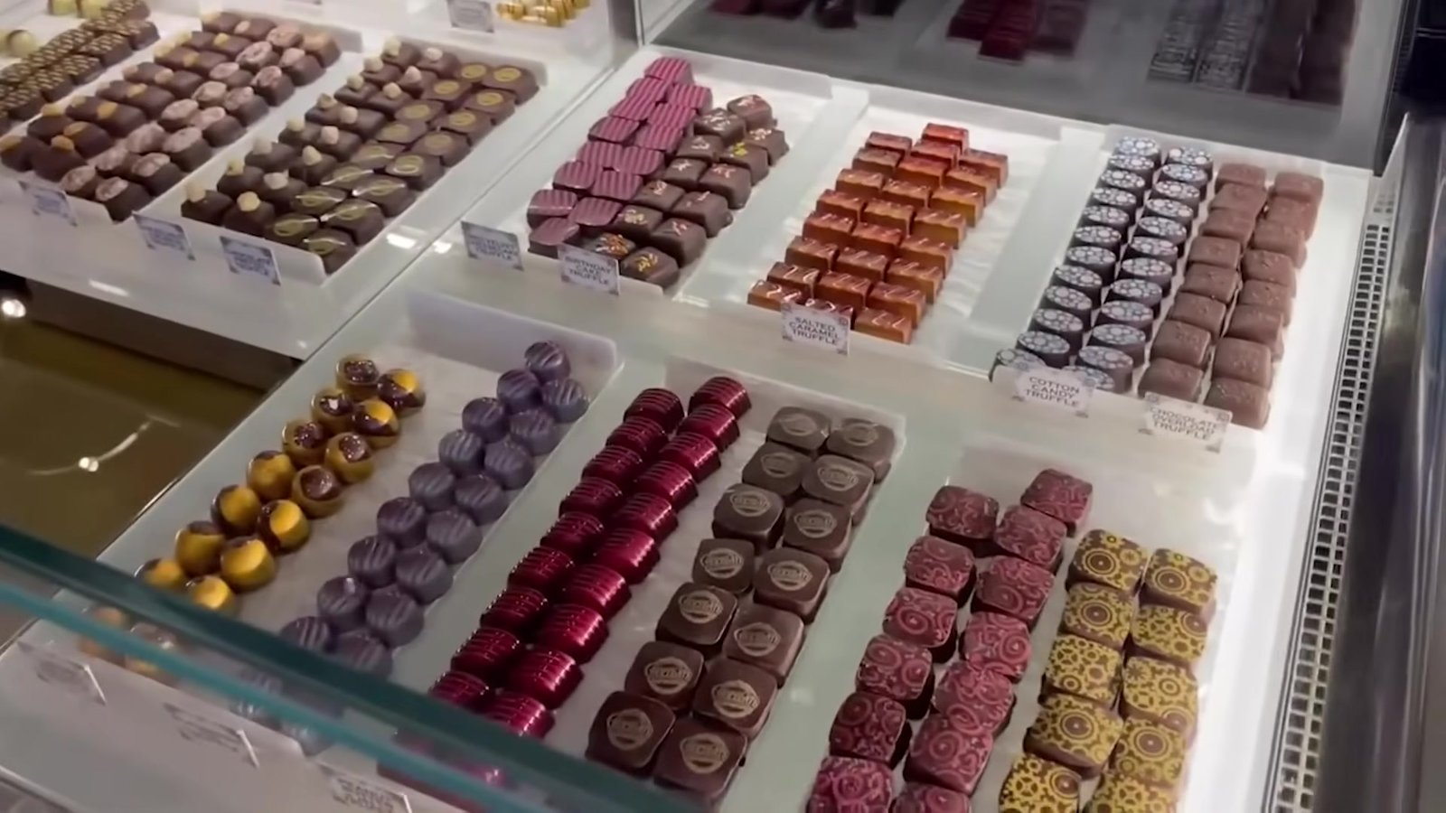 Vitrine de bombons e trufas coloridas da Toothsome