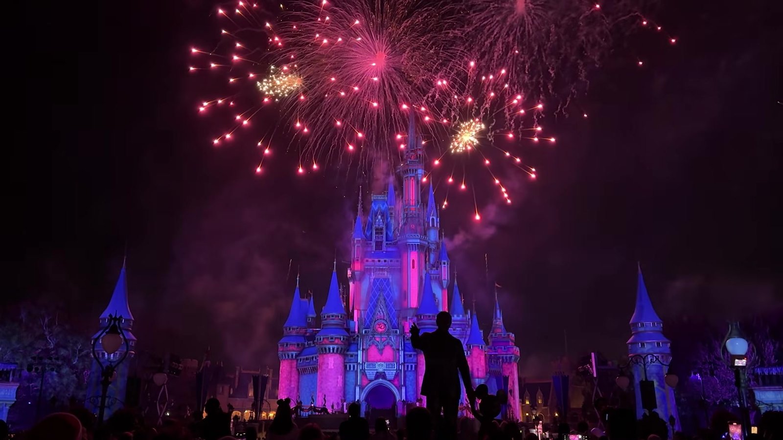 Fogos de artifício de Natal sobre o castelo da Cinderela iluminado no Magic Kingdom
