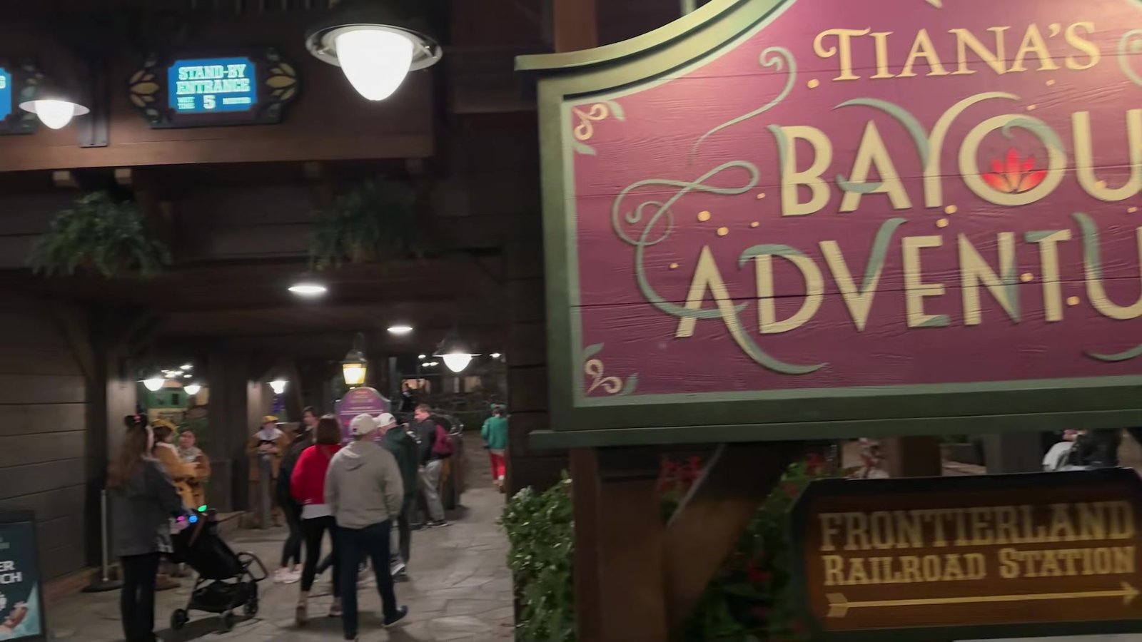 Entrada da atração Tiana's Bayou Adventure à noite durante a festa de Natal da Disney
