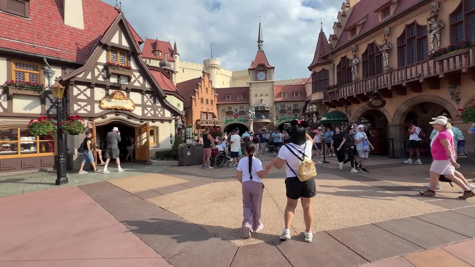Fachada do Pavilhão da Alemanha no Epcot com visitantes circulando durante o festival