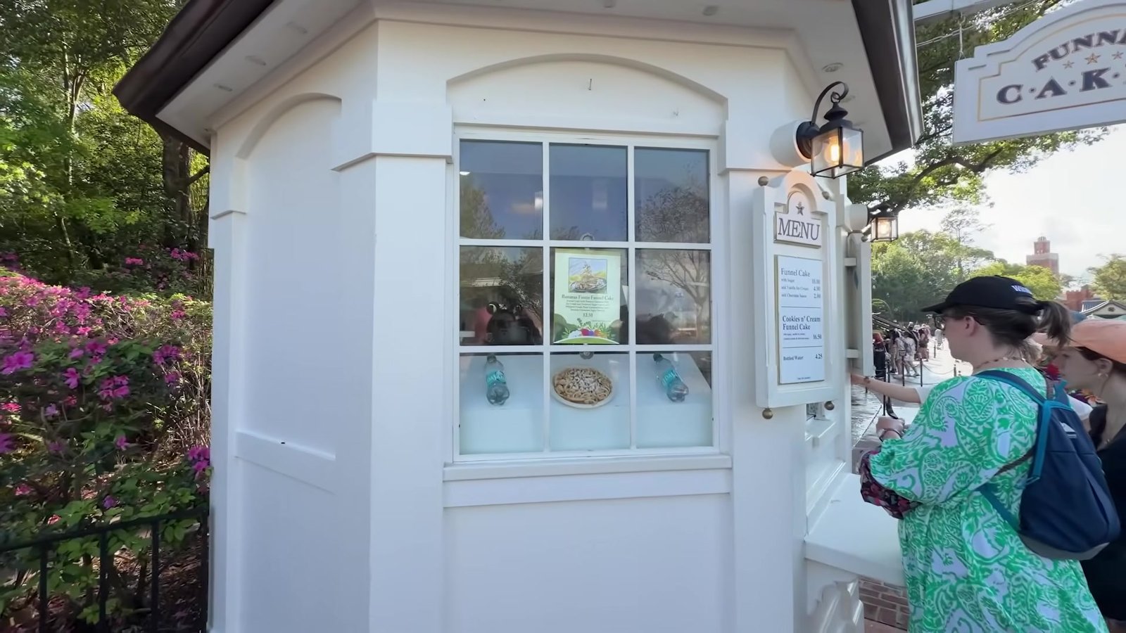 Quiosque do Funnel Cake na área dos Estados Unidos do Epcot, com fila de visitantes