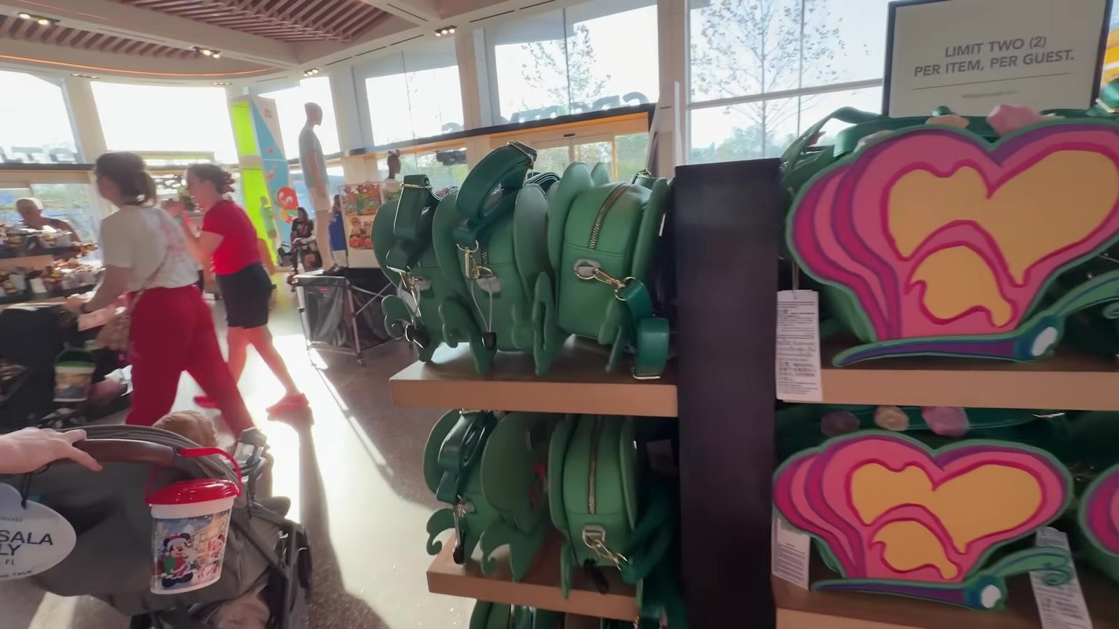 Bolsas Loungefly com orelhas da Minnie na Creations Shop do Epcot, com placa de limite de duas por pessoa