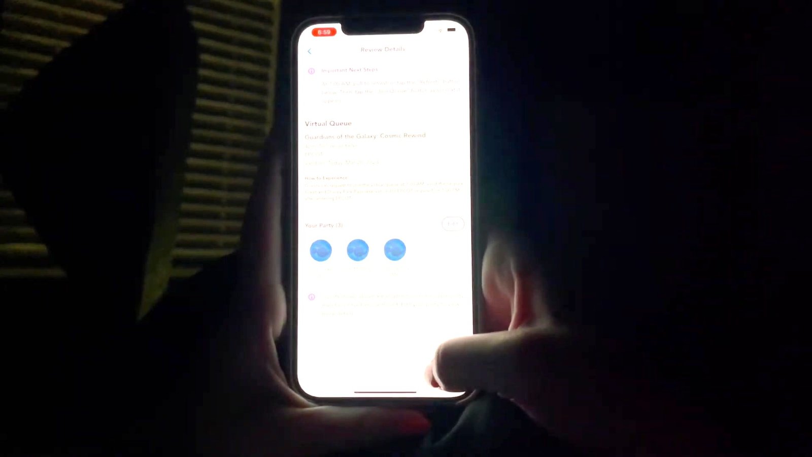 App My Disney Experience aberto na tela da fila virtual do Guardians of the Galaxy, à noite