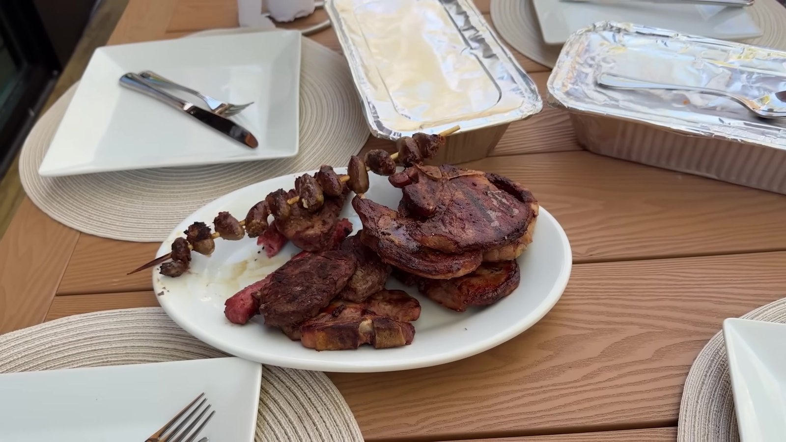 Prato com espetinhos de filé mignon e pão de alho feitos na churrasqueira da cabana do Fort Wilderness