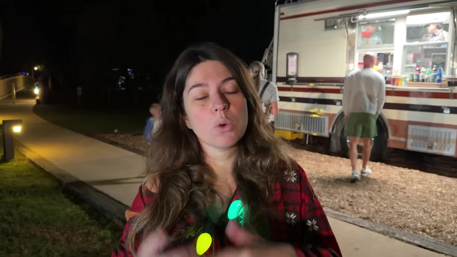 Gabi em frente ao food truck que vende o kit de s'mores no Fort Wilderness