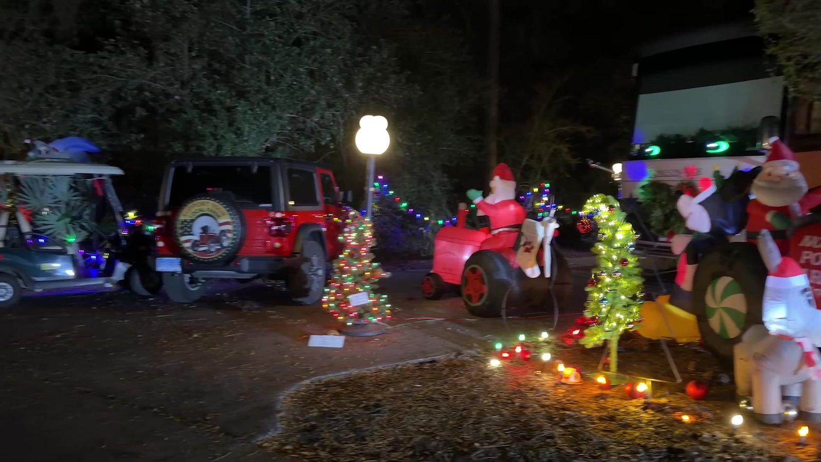 Carrinhos de golf e jipe decorados com luzes e infláveis de Natal no Fort Wilderness