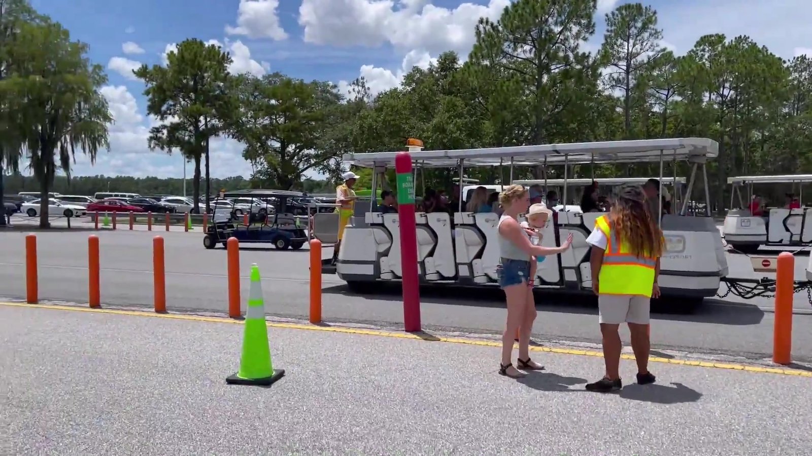 Tram, o trenzinho aberto do estacionamento do Magic Kingdom