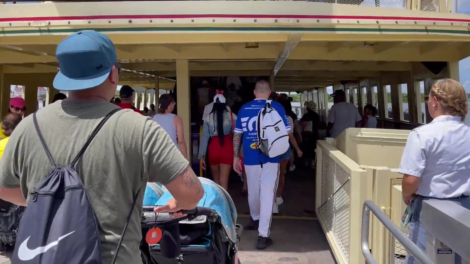 Embarque no ferry boat de dois andares que liga o TTC ao Magic Kingdom