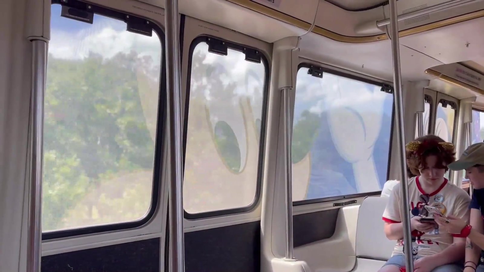 Interior do monorail temático dos 50 anos a caminho do Epcot