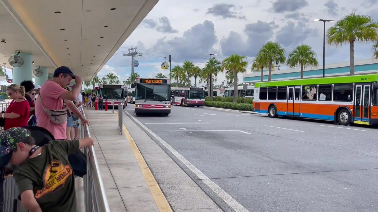 Terminal de ônibus da Disney com várias plataformas numeradas