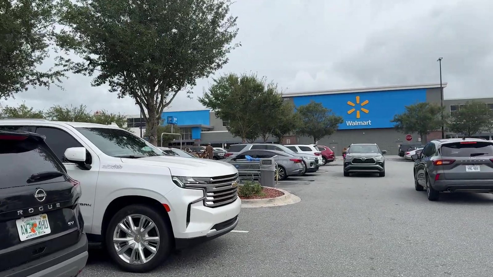Estacionamento do Walmart de Orlando na véspera do furacão, com movimento normal