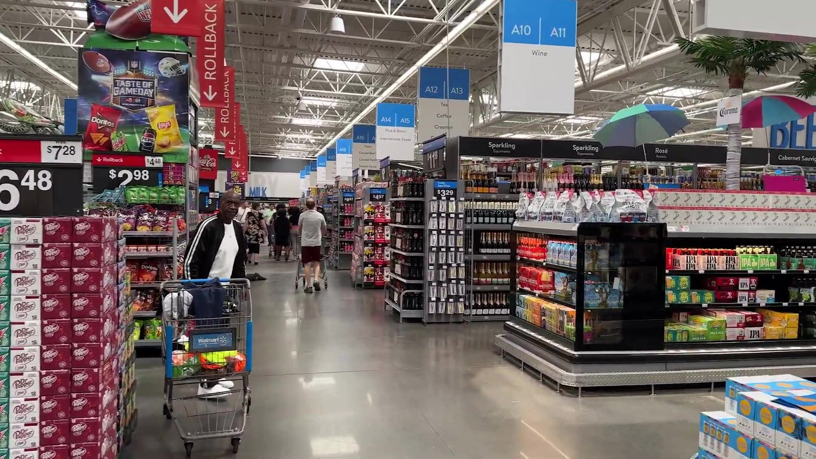 Corredor central do Walmart de Orlando abastecido normalmente na véspera do furacão