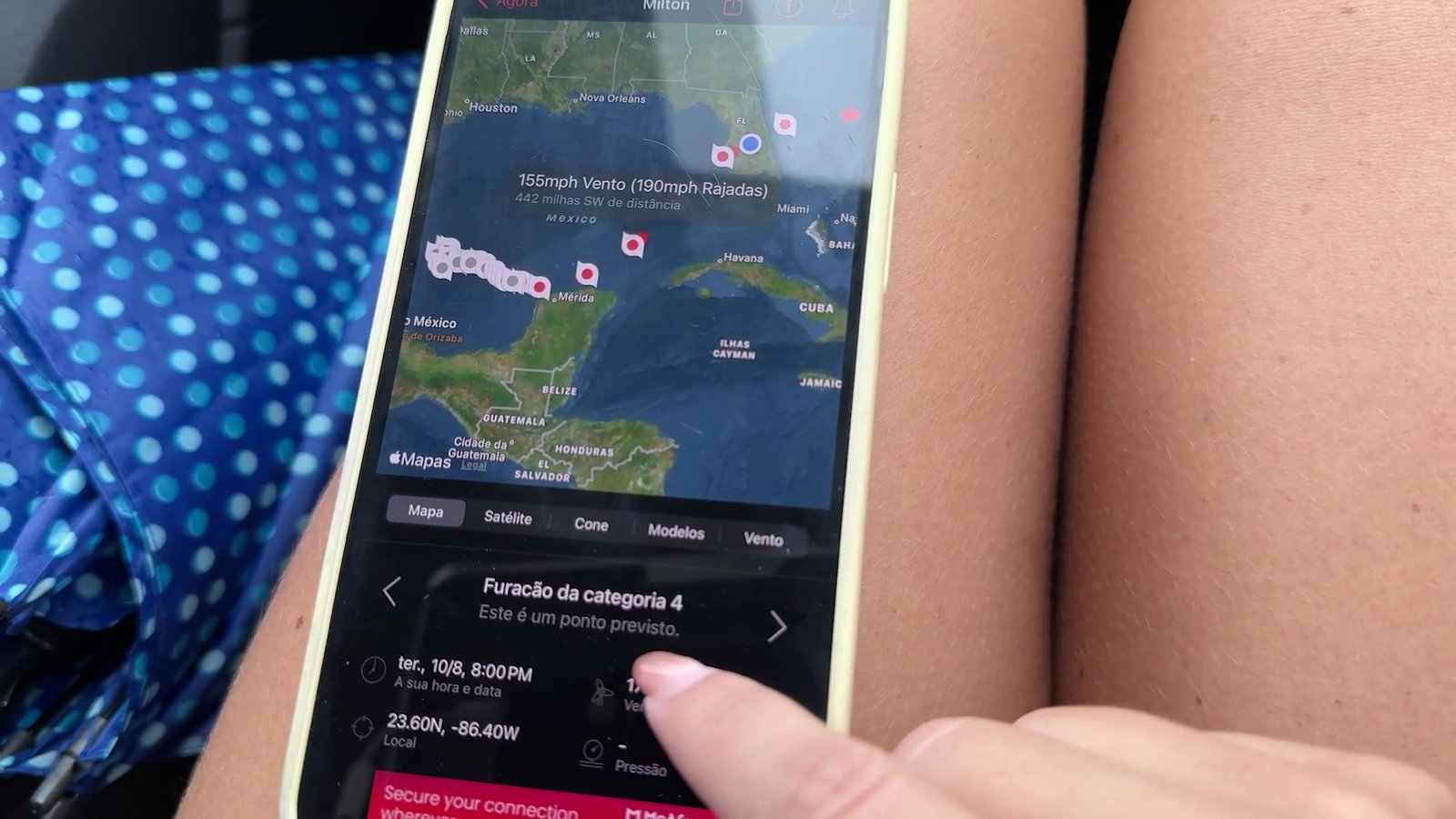 Celular mostrando o mapa do furacão Milton como categoria 4 com a rota prevista sobre o Golfo do México