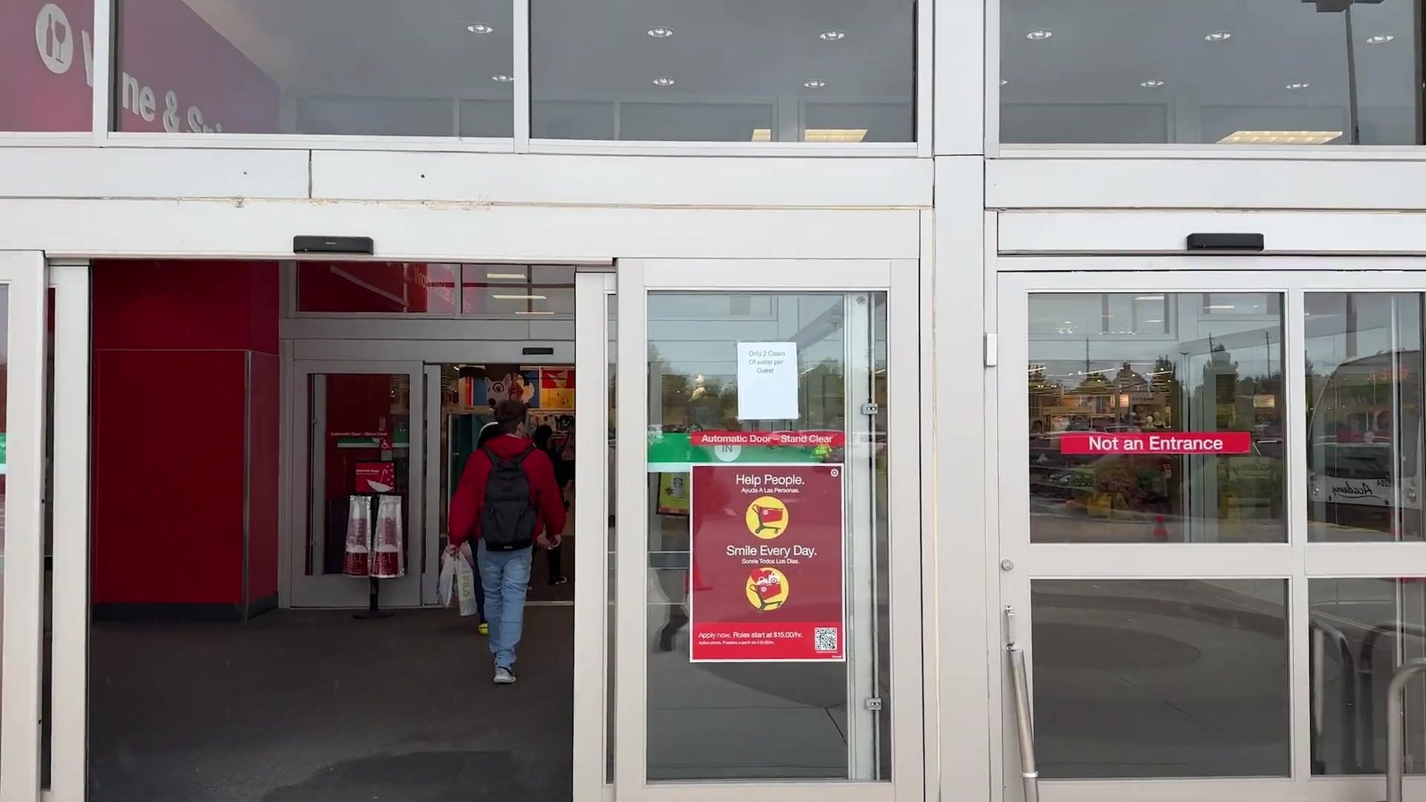 Entrada da Target de Orlando na véspera do furacão Milton