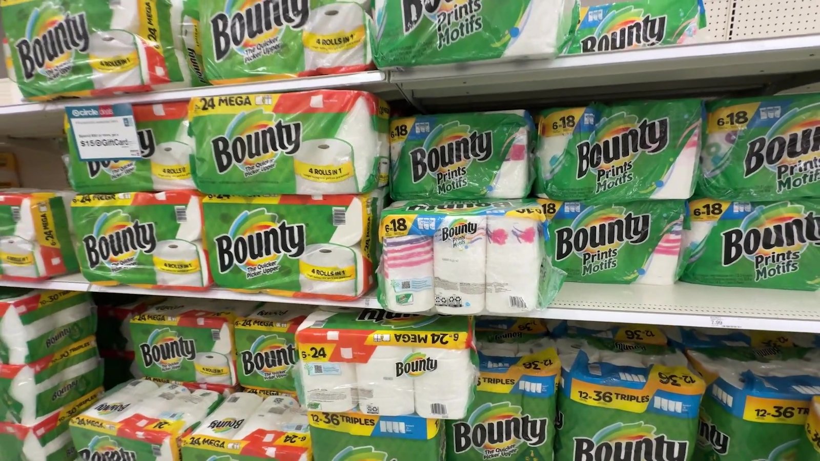 Prateleira cheia de papel toalha Bounty na Target antes do furacão