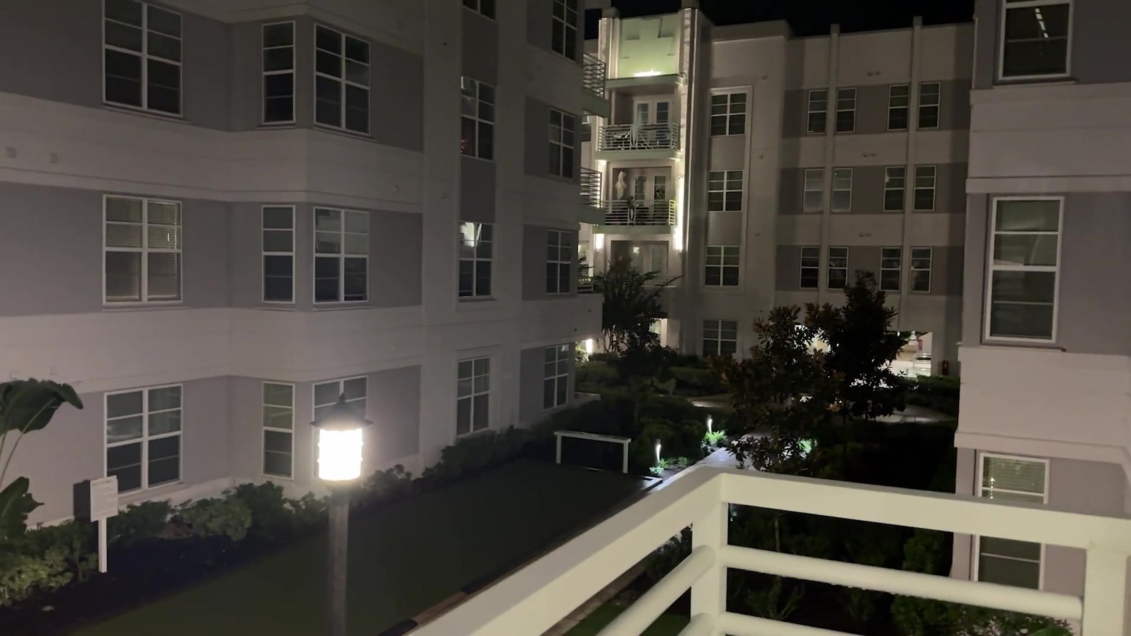 Condomínio em Orlando à noite, com as luzes acesas, na véspera do furacão