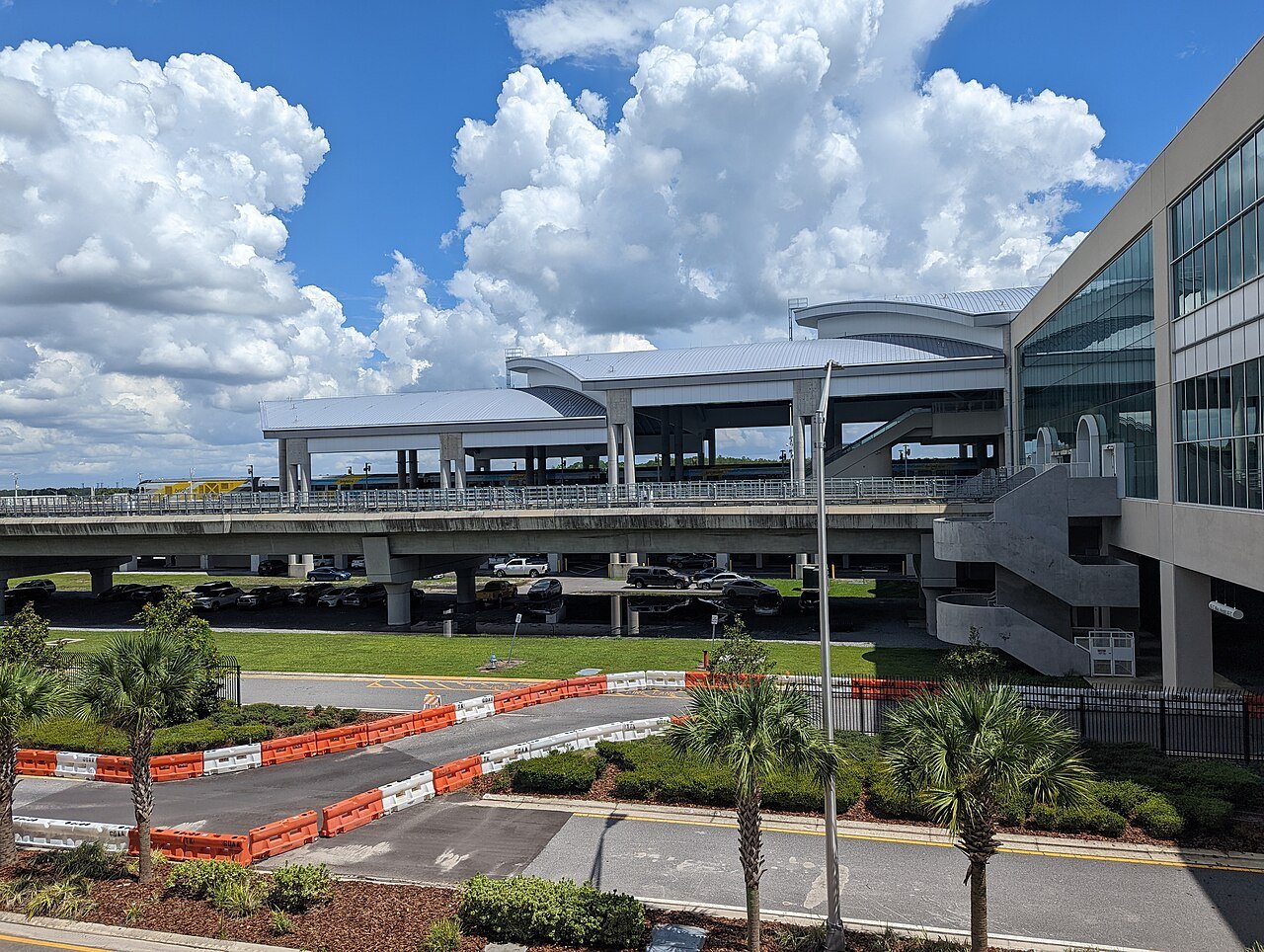 Terminal do aeroporto de Orlando com o trem interno que leva aos portões, primeiro lugar onde o celular do brasileiro troca de fuso