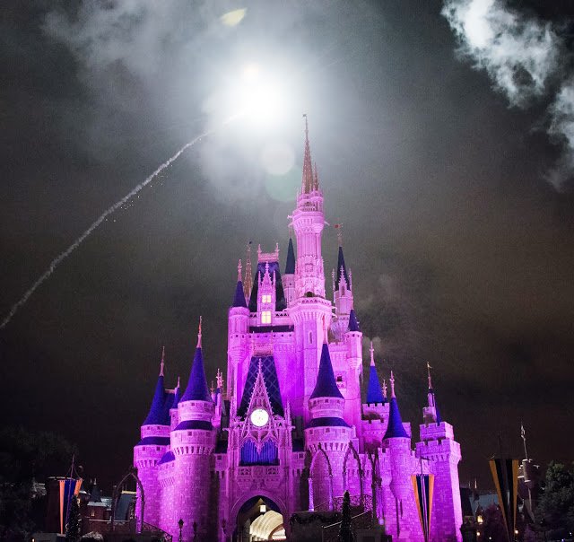 Fogos sobre o castelo da Cinderela no Magic Kingdom, show que muda de horário conforme a estação do ano